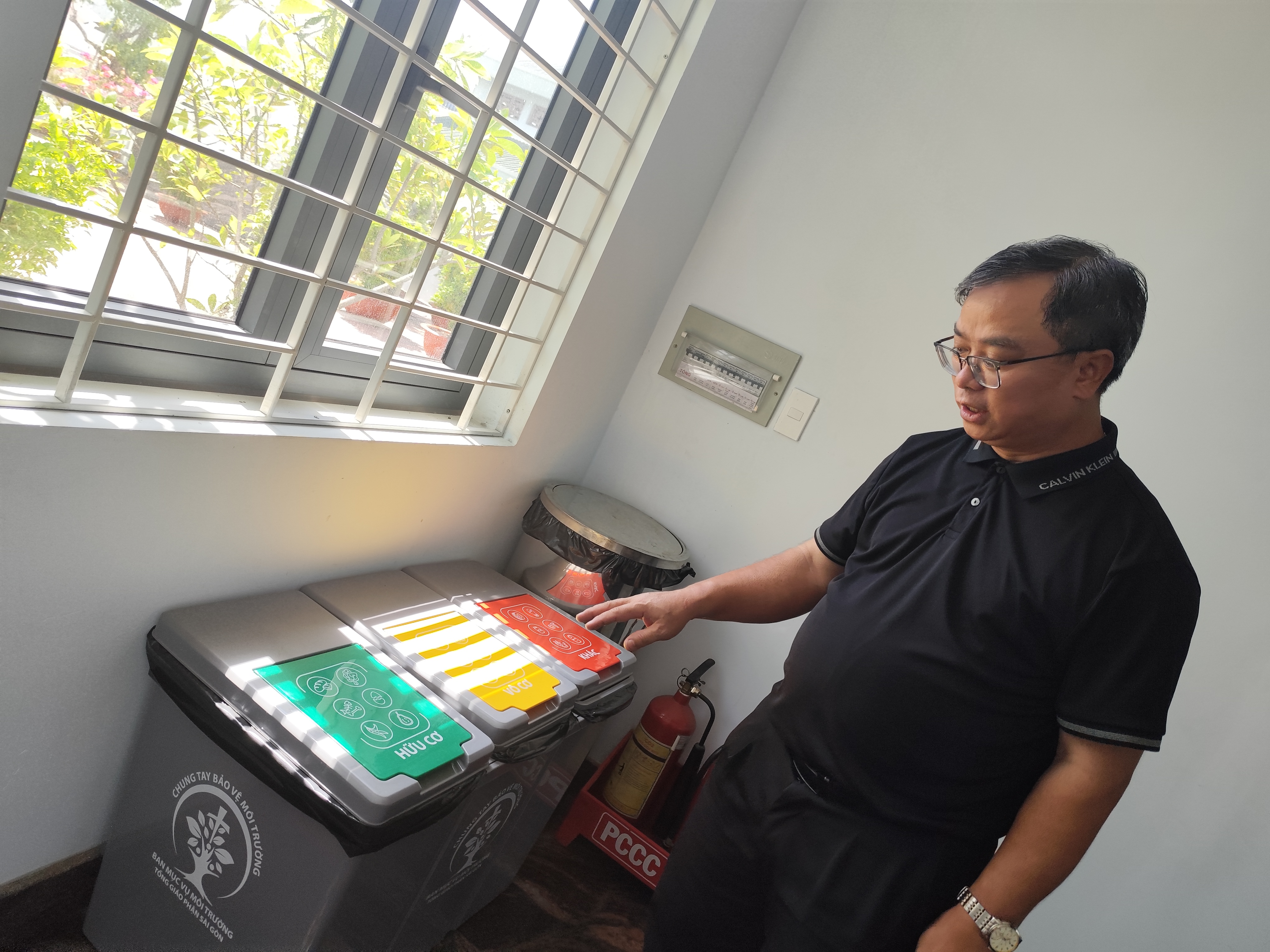 Linh mục Vinh Sơn Nguyễn Thành Tín (Trưởng Ban Mục vụ Môi trường TGP TPHCM) Không quan ngại vô ích khi phát miễn phí thùng rác phân loại tại nguồn đến các giáo xứ